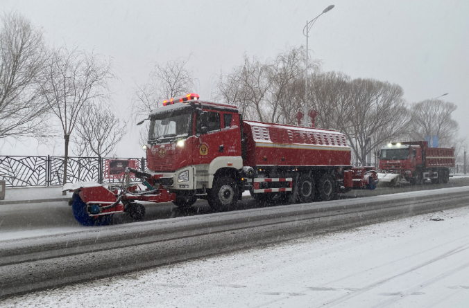 盈峰環(huán)境除冰雪裝備全力投入破冰作業(yè)，助力北京道路交通安全